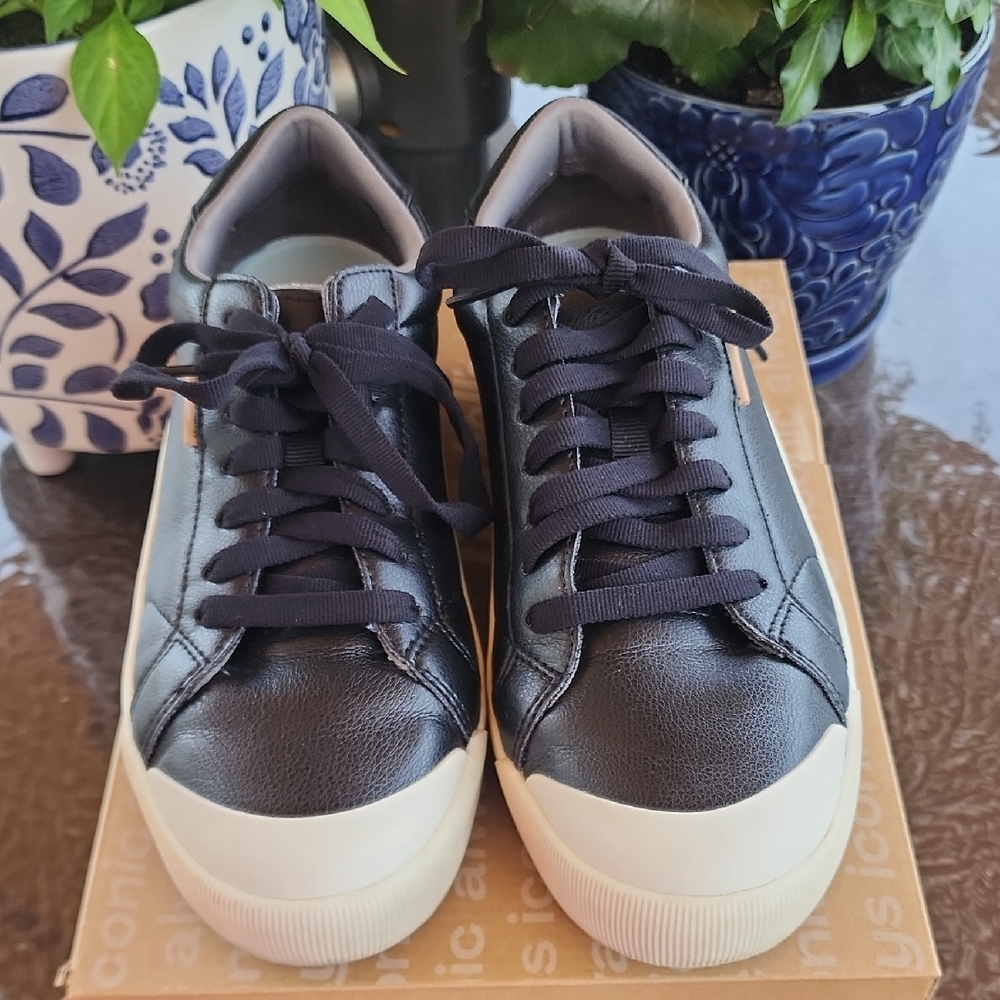Dr. Scholl's Black and White Sneakers